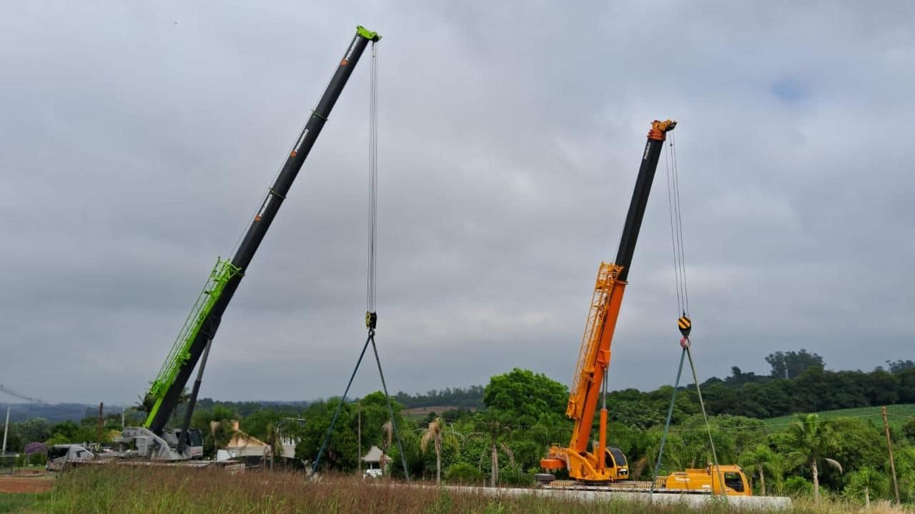 Içamento com dois guindastes trabalhando juntos, operação que exige plano de rigging